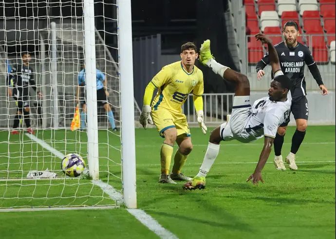 כריסט טייהי שחקן מכבי בני ריינה מנסה להציל כדור על הקו