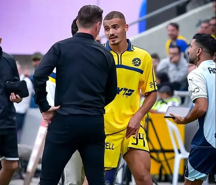 שחקן מכבי תל אביב, סייד אבו פרחי, עם המאמן רוני דיילה