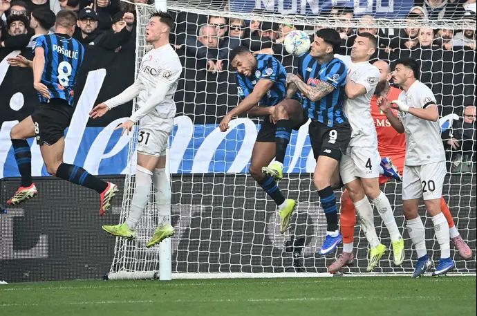 מריו פשאליץ' שחקן אטאלנטה (משמאל) נוגח לרשת נאפולי