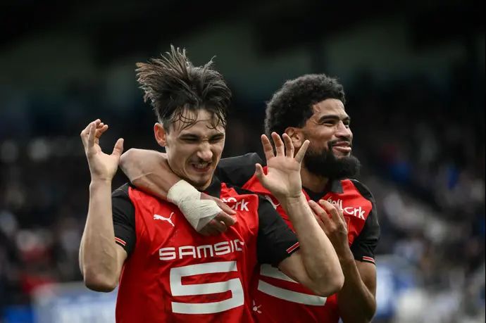 מהדי קמארה (מימין) עם אסטבן לפול שחקני ראן חוגגים