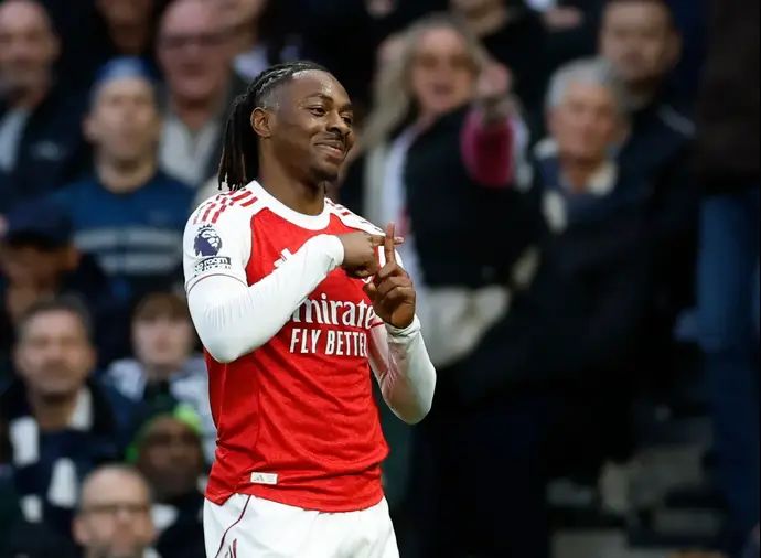 אברצ'י אזה שחקן ארסנל חוגג שער