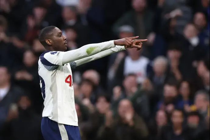 רנדל קולו מואני שחקן טוטנהאם חוגג שער