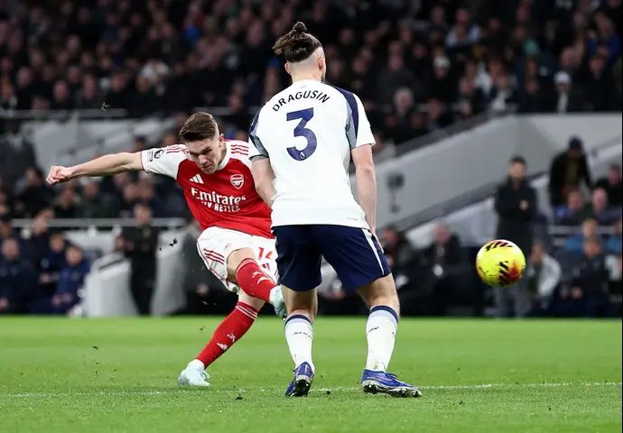 ויקטור יוקרס שחקן ארסנל כובש שער מול טוטנהאם