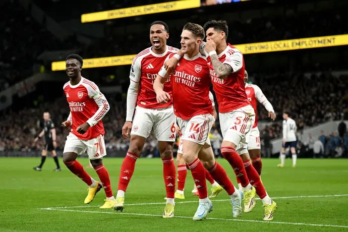 שחקני ארסנל חוגגים עם יקטור יוקרס