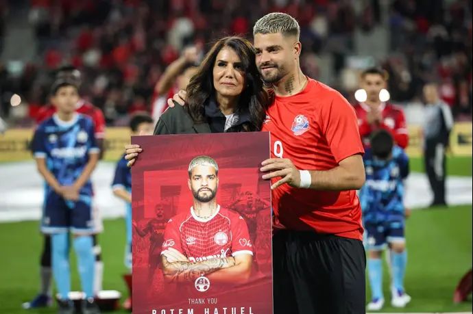 רותם חטואל שחקן הפועל חיפה עם אלונה ברקת בעלים הפועל באר שבע