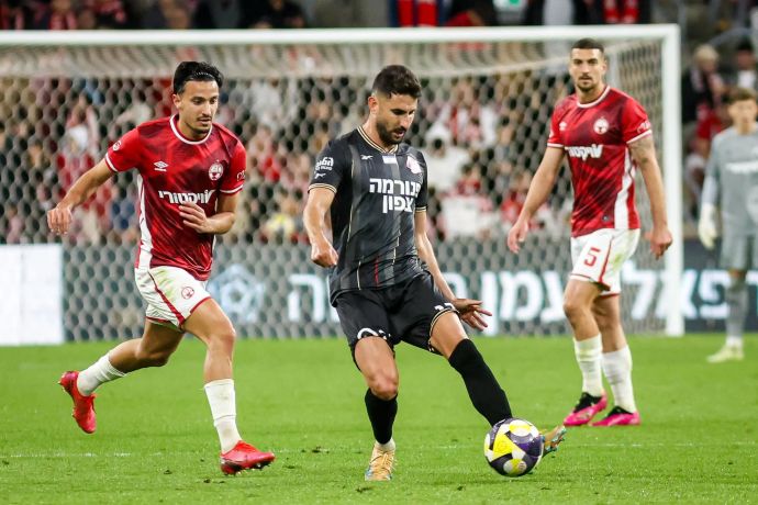 אלון תורג'מן שחקן הפועל חיפה לפני גיא מזרחי שחקן הפועל באר שבע