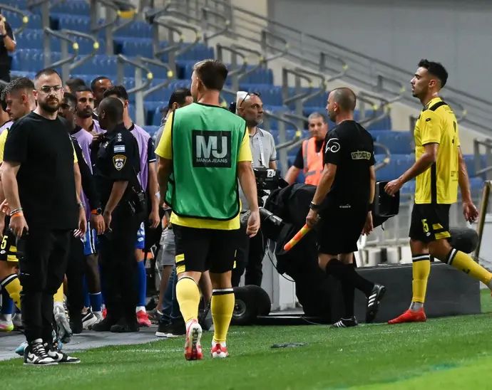 שחקני מכבי נתניה יורדים לחדר ההלבשה בעקבות אזעקה, מאור לוי מימין