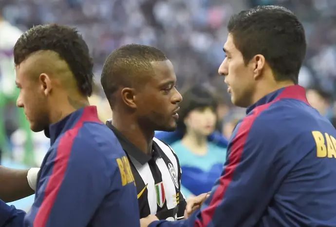 פטריס אברה שחקן יובנטוס (שמאל) לוחץ את ידו של לואיס סוארס שחקן ברצלונה