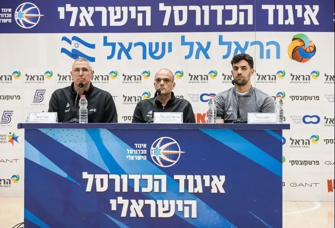 מאמן נבחרת ישראל אריאל בית הלחמי לצד הקפטן תומר גינת, המנהל מוטי דניאל