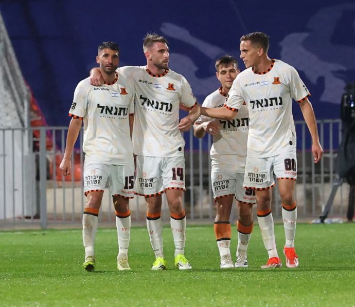 שחקני בני יהודה חוגגים