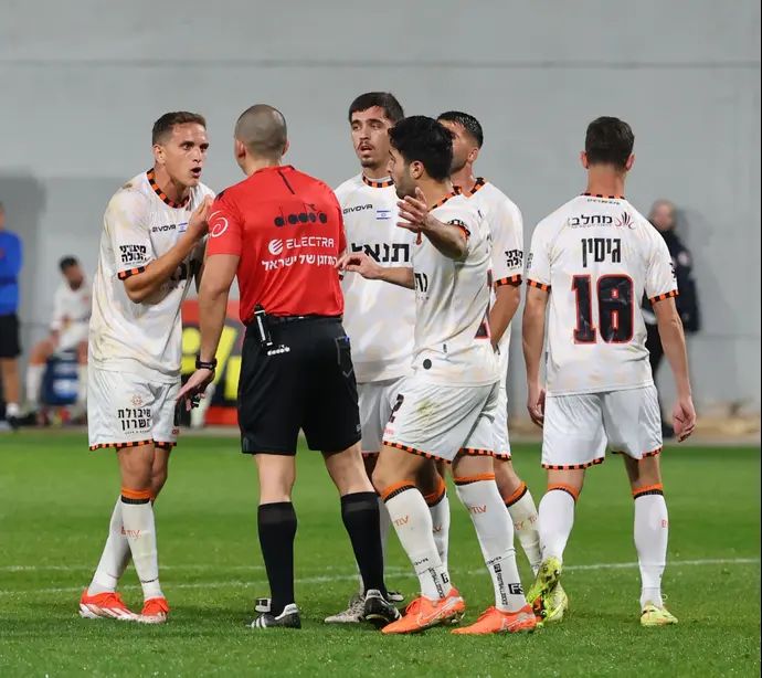 שחקני בני יהודה סביב השופט אביאל לוי