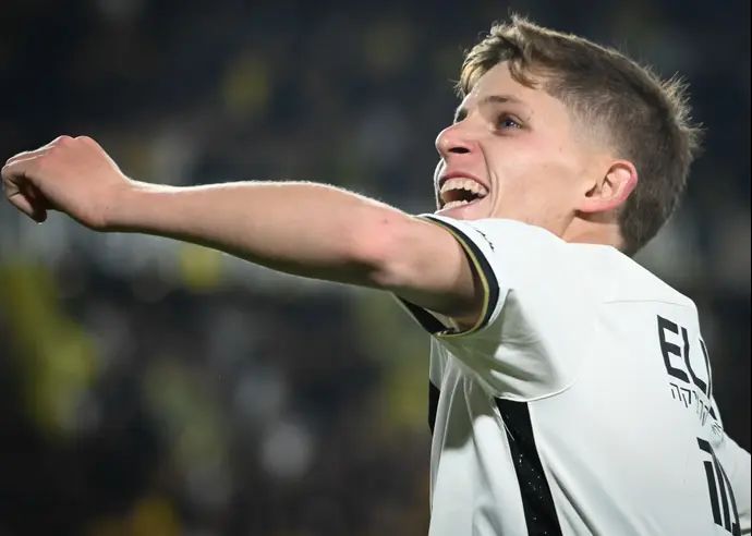 עדי יונה שחקן בית"ר ירושלים חוגג שער