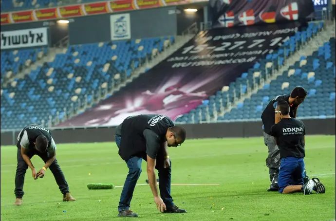 עובדי ניקיון באיצטדיון סמי עופר