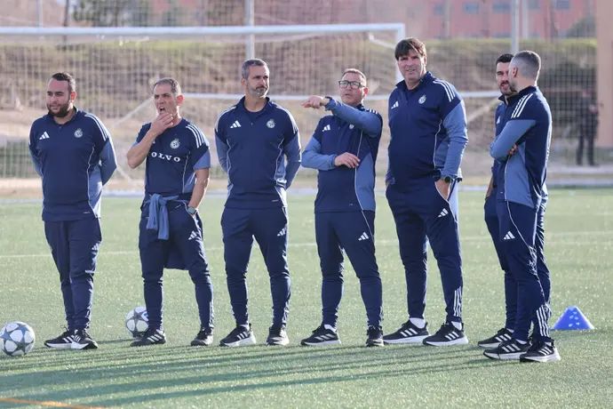 איתי מרדכי מאמן קבוצת הנוער של מכבי חיפה עם הצוות שלו