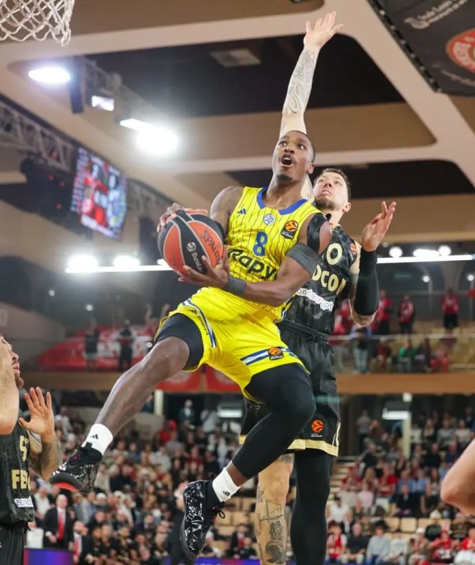 שחקן מכבי תל אביב לוני ווקר