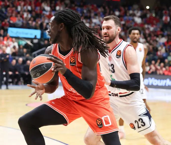 שחקן הפועל תל אביב, ג'ונתן מוטלי, מול שחקן מילאנו,