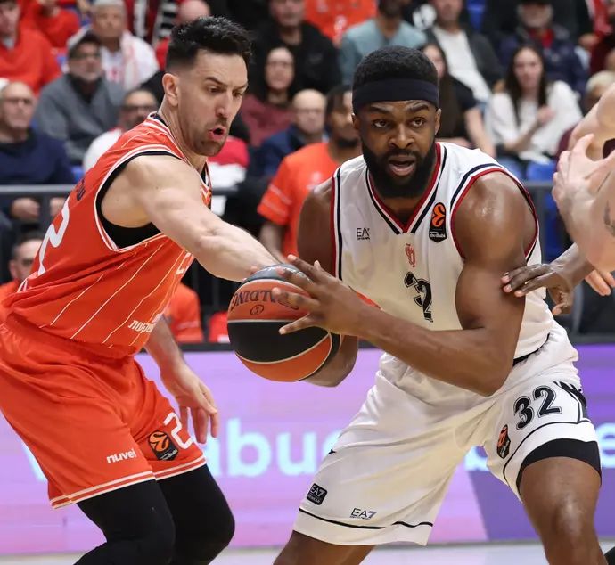 שחקן הפועל תל אביב, ואסילייה מיציץ', מול שחקן מילאנו, ג'וש ניבו