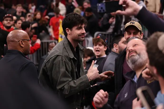 דני אבדיה, כוכב פורטלנד טריילבלייזרס, לצד מעריצים