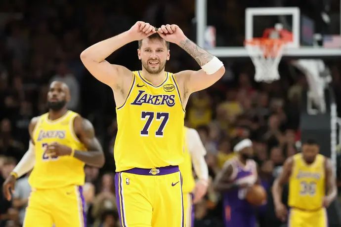 לוקה דונצ'יץ' מתוסכל במהלך משחק של לוס אנג'לס לייקרס