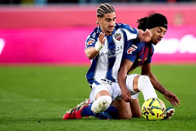 תאי עבד שחקן לבנטה לפני ז'ול קונדה שחקן ברצלונה