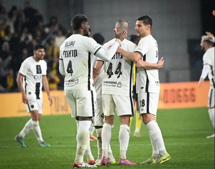 שחקני בית"ר ירושלים חוגגים