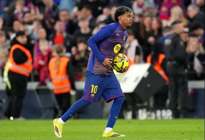 לאמין ימאל, שחקן ברצלונה, אחרי שכבש שלושער