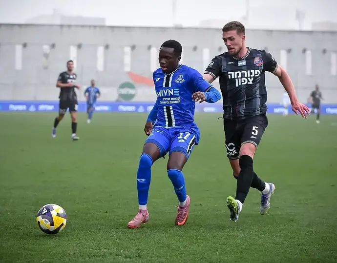 צ'יפיוקה סונגה שחקן הפועל פתח תקוה לפני איבן קריצ'אק שחקן הפועל חיפה