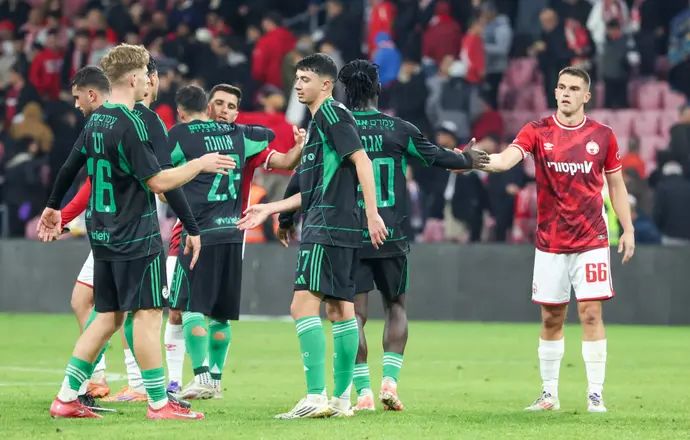 איגור זלאטנוביץ' שחקן הפועל באר שבע עם פיטר אגבה, אלעד אמיר, נבות רטנר שחקני מכבי חיפה