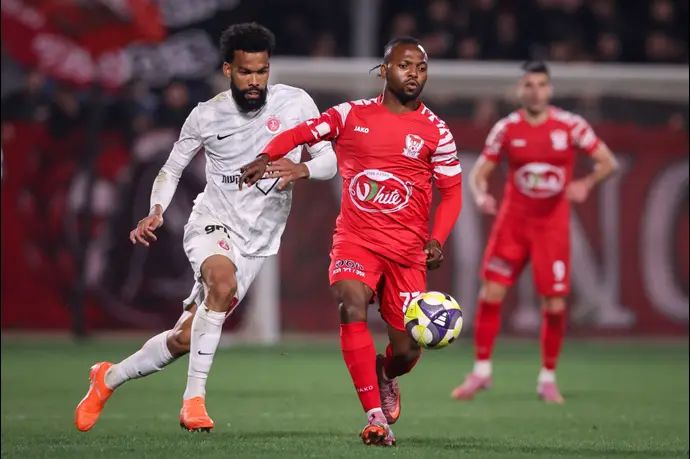 שחקן הפועל תל אביב, פלקאו, מול שחקן בני סכנין ג'יימס אדניי