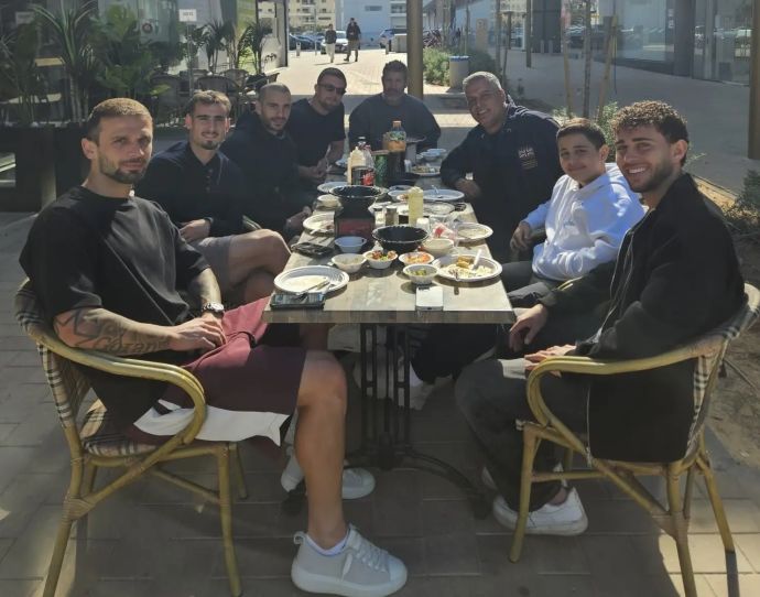 חיים סילבס מאמן הפועל חיפה במפגש עם השחקנים הזרים