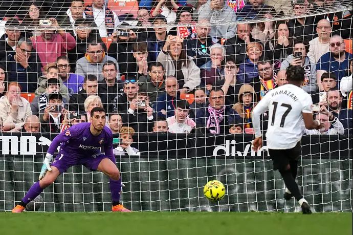 לארג'י רמזאני שחקן ולנסיה בועט פנדל מול סרחיו הררה שוער אוסאסונה