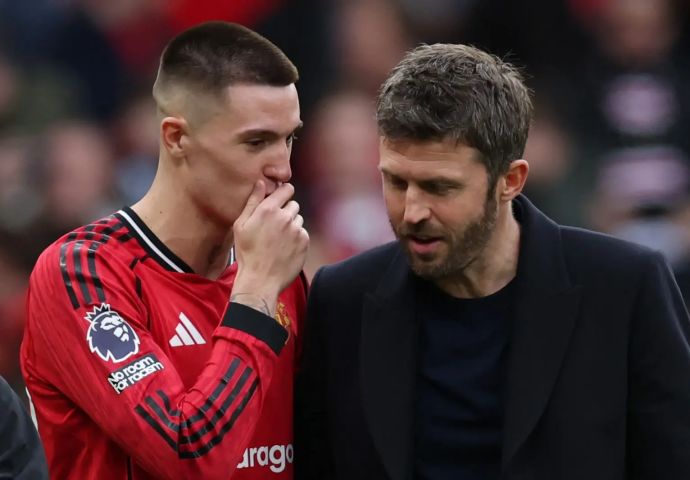 מאמן מנצ'סטר יונייטד, מייקל קאריק, עם בנימין ששקו