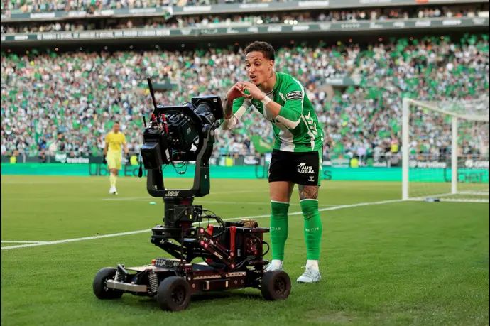 אנטוני שחקן בטיס חוגג שער