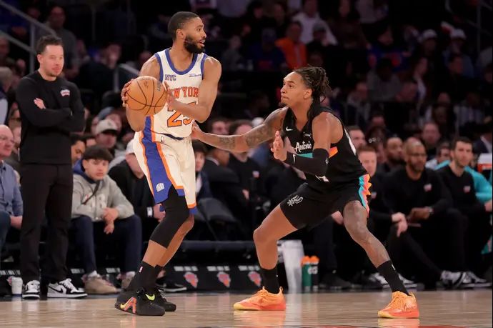 שחקן ניו יורק ניקס, מיקל ברידג'ס, מול שחקן סן אנטוניו ספרס, דווין ואסל