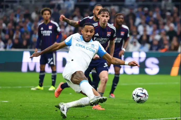 שחקן מארסיי, פייר אמריק אובמיאנג, כובש מול ליון