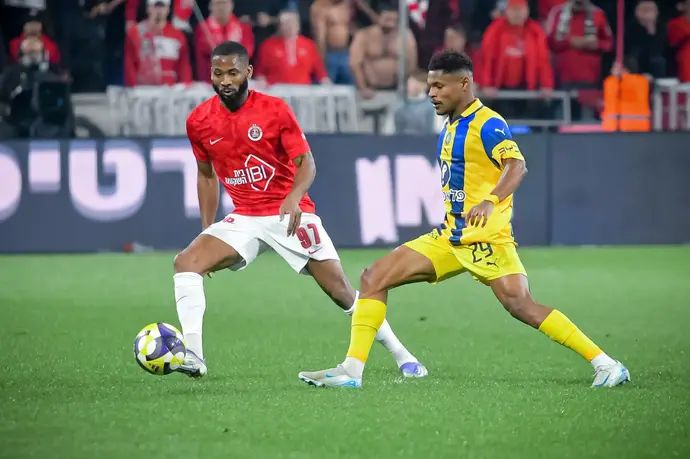 הליו וארלה שחקן מכבי תל אביב מול מרקוס קוקו שחקן הפועל תל אביב