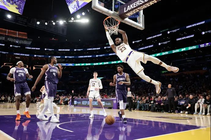 לברון ג'יימס מטביע במדי לוס אנג'לס לייקרס