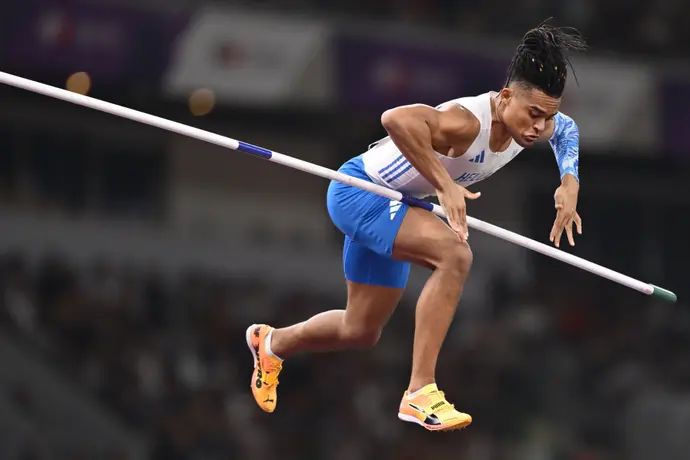 הקופץ במוט היווני עמנואל קראליס