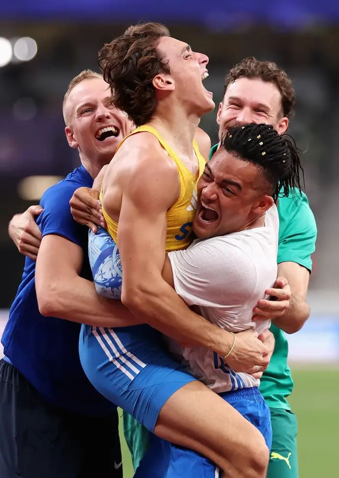 הקופץ במוט היווני עמנואל קראליס מחבק את מונדו דופלנטיס