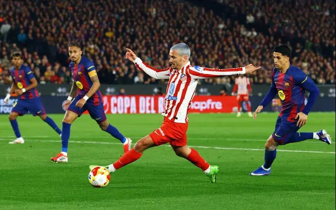 אנטואן גריזמן שחקן אתלטיקו מדריד לפני ז'ואאו קאנסלו שחקן ברצלונה