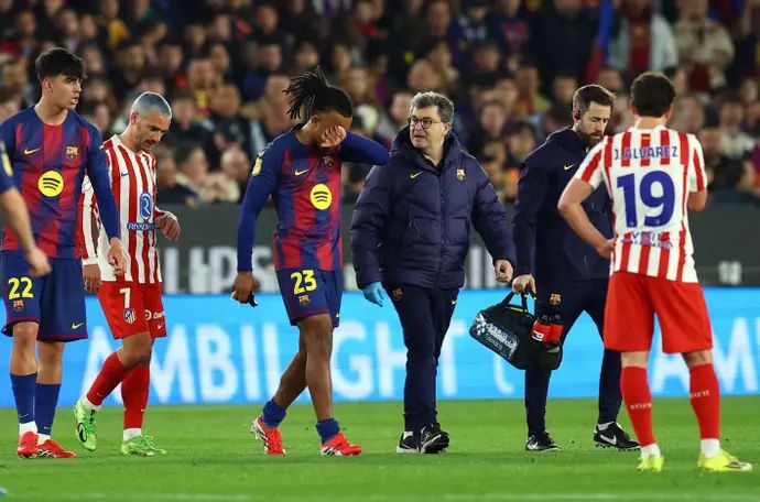 ז'ול קונדה שחקן ברצלונה לאחר שנפצע