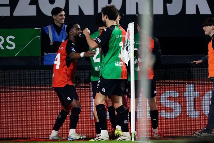 שחקני ניימיכן חוגגים עם אלי דסה