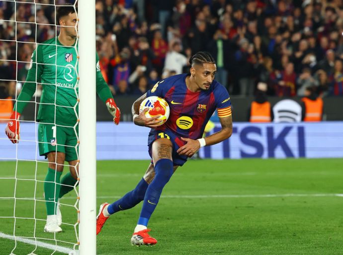 ראפיניה שחקן ברצלונה חוגג שער