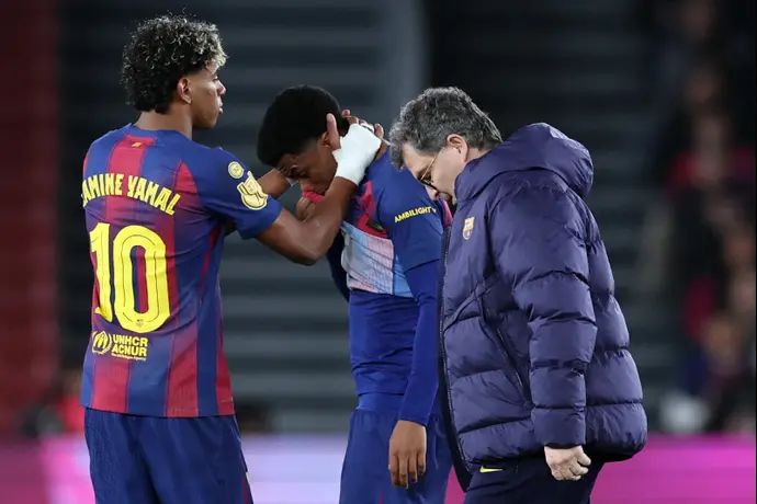 אלחנדרו באלדה שחקן ברצלונה לאחר שנפצע, לאמין ימאל איתו