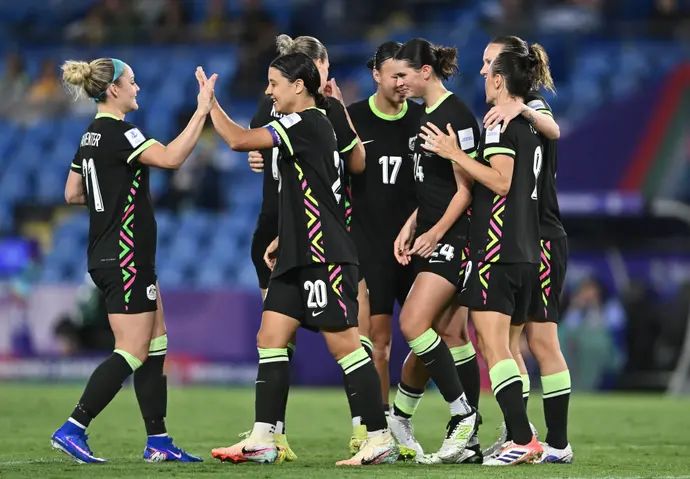 שחקניות אוסטרליה חוגגות מול איראן