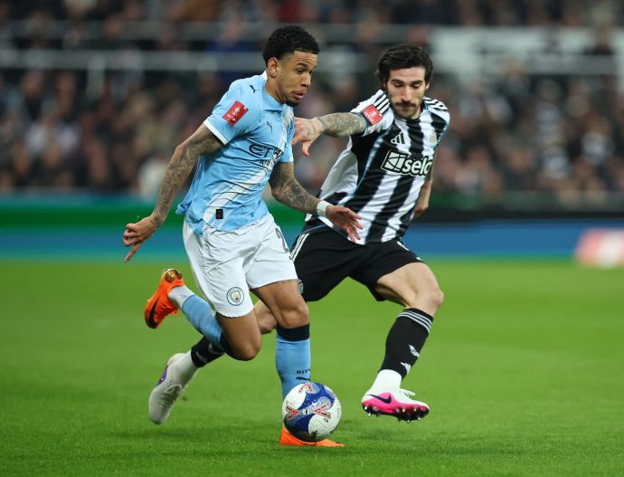 שחקן מנצ'סטר סיטי סאביניו מול שחקן ניוקאסל סנדרו טונאלי