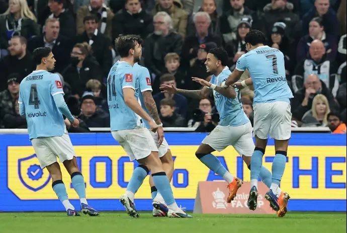 שחקן מנצ'סטר סיטי סאביניו חוגג עם חבריו