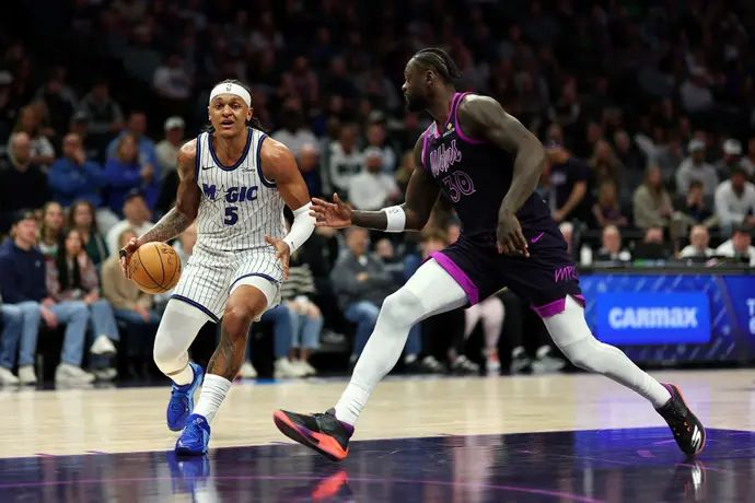 שחקן אורלנדו מג'יק פאולו באנקרו מול שחקן מינסוטה טימברוולבס ג'וליוס רנדל