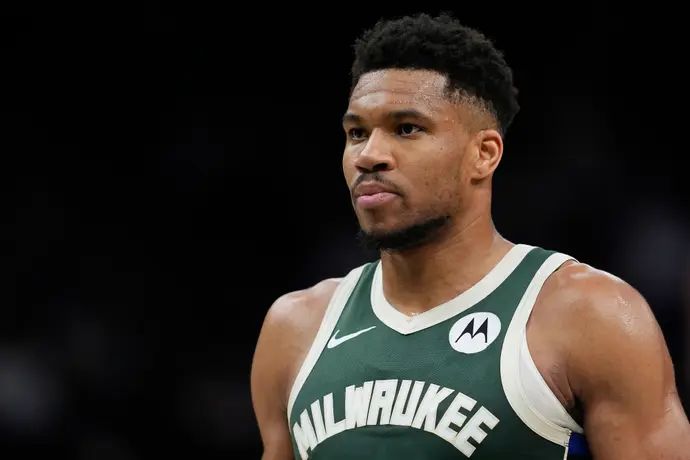 יאניס אנטטוקומפו במדי מילווקי באקס