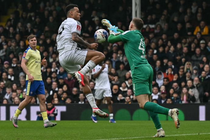 שוער סאות'המפטון דניאל פרץ מול חלוץ פולהאם רודריגו מוניז